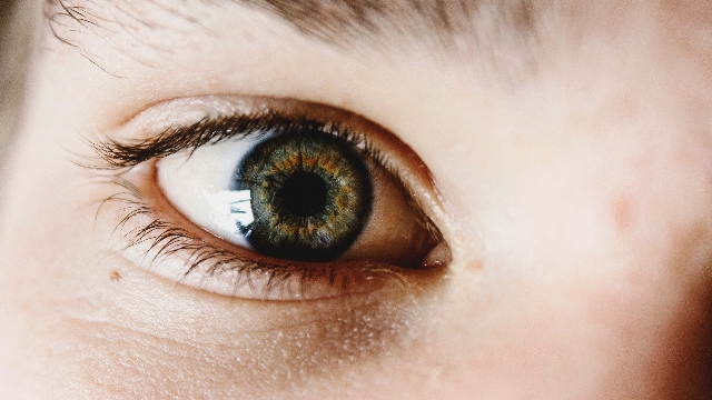 Farvede kontaktlinser: Et guide til at vælge det rigtige